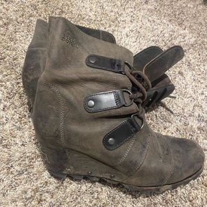 Gray sorel wedge boot